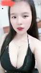 Em Nhu Y ngon cơm khoe vú