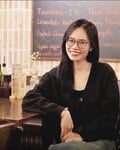 Em Vàng Hoàng Hân 2k1 kính cận tri thức