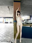 Đang show hàng ở chung cư thì bị người lạ phát hiện (PIC)