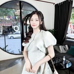 Con bé mới chén được pê quá