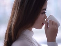 Em mẫu ruột nude cùng bộ trang phục áo dài