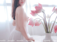 Em mẫu ruột nude cùng bộ trang phục áo dài