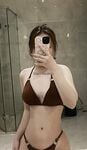 Em gái bikini