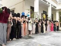 Các em gái xinh bị bế