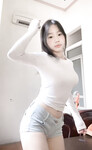 Tiktoker show vú bướm (AI)