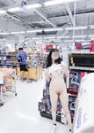 Thả rông khoe hàng giữa đường