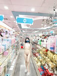 Thả rông khoe hàng giữa đường
