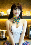 Em sinh viên làm mẫu nội y