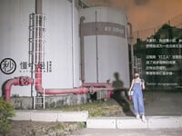 Đang sửa xe cho khách thì lên cơn nứng lồn và cái kết