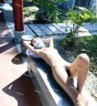 Cô gái ở chuồng nơi công cộng
