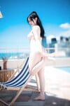 Bé chubby dáng ngon public ngoài bể bơi