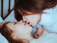2 em gái less ấp nhau