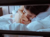 2 em gái less ấp nhau