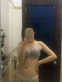 Em hàng ngoan ngoãn