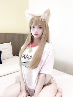Em cosplay mèo